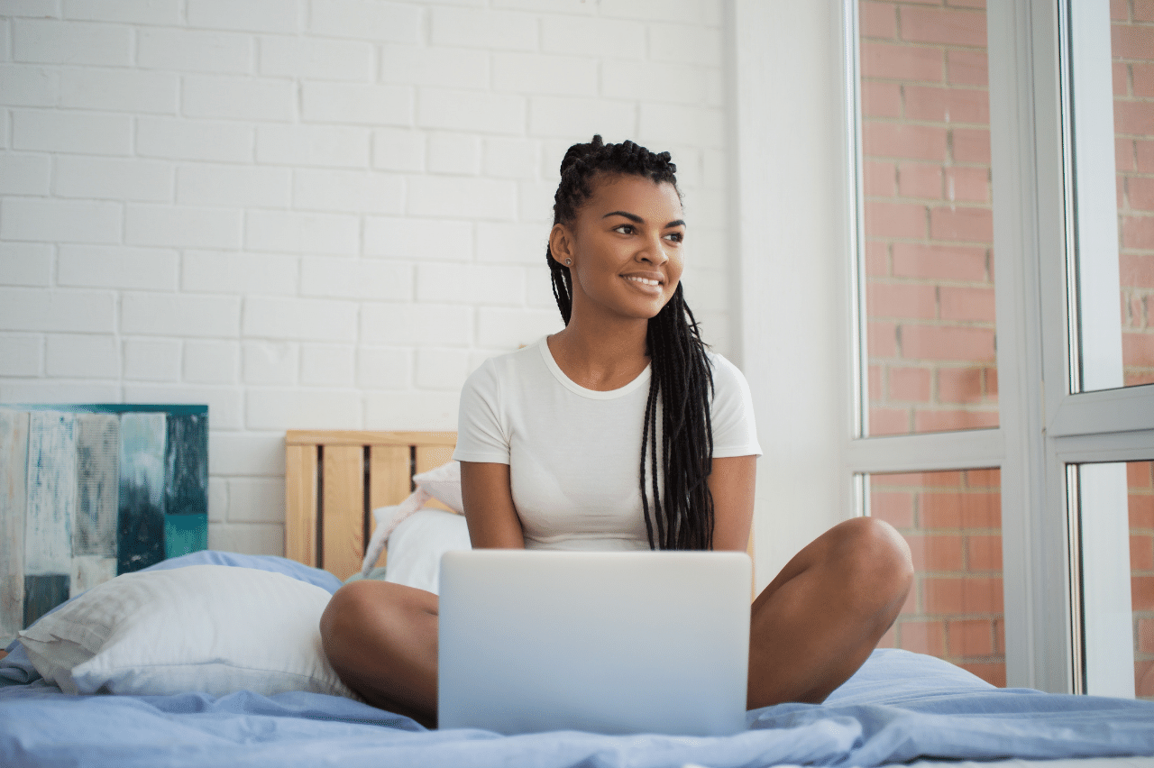 Woman sitting in front of her laptop.| Purely Write